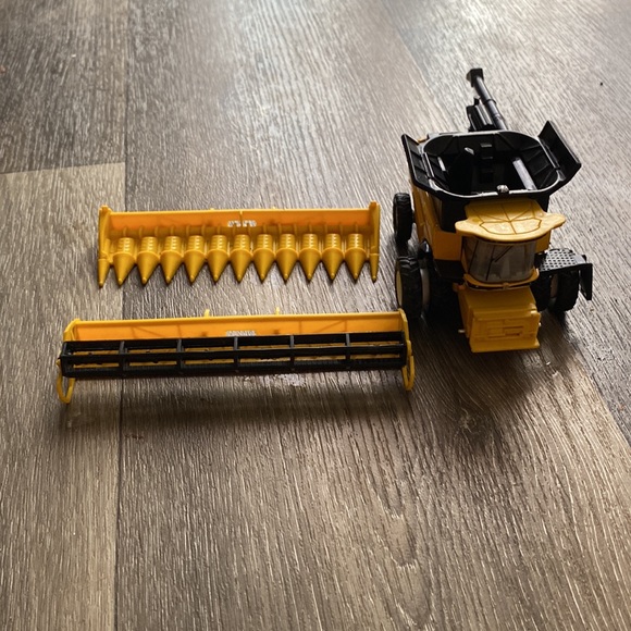 Moisoneuse bateusse new holland en jouet avec bar de coupe a blé et a maïs - Picture 7 of 8